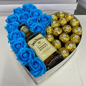 Cadou Sweet Honey cutie inima alba cu trandafiri de sapun, Jack Daniel's si praline Ferrero Rocher