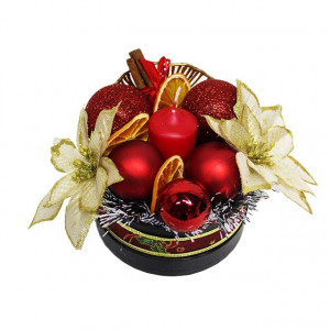 Decoratiune ChristmasDay handmade, cu globuri, lumanare, felii de portocala uscata si craciunite