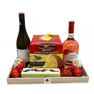Pachet cadou Stars, vin Navigo Compas Chardonnay Alb Sec, vin Mosia Tohani Demisec, Panettone Limone de 750g, Kinder Joy, praline Heidi si 11 oua de ciocolata