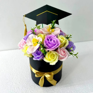 Aranjament floral pentru absolvire, in cutie rotunda cu trandafiri si orhidee de sapun, ø 15cm, Roz