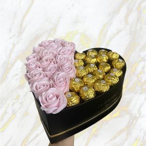 Cadou pentru femei cutie inima neagra cu trandafiri de sapun si praline Ferrero Rocher, roz