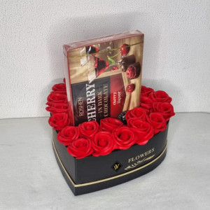 Cadou Red Heart Cutie cu trandafiri rosii din sapun si praline de ciocolata Roshen Cherry cu lichior de cirese