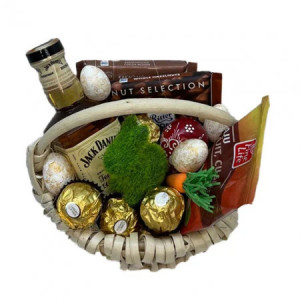 Cos cadou de Paste, Jack Daniel’s Honey 200ml, Ciocolata cu lapte si alune, Caju prajit, praline Ferrero, iepuras decorativ si alte decoratiuni
