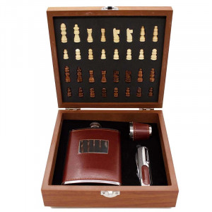 Set cadou pentru barbati VLV, cutie si piese pentru sah, tirbuson, sticla pentru bautura si pahar imbracat in piele ecologica, maro, 20x18x6cm