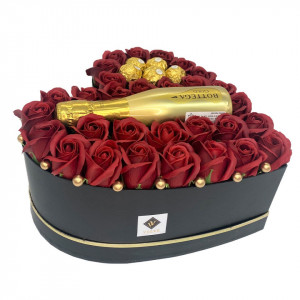 Aranjament floral Opulence, cutie inima cu trandafiri de sapun rosu inchis si Prosecco Bottega Gold si praline Ferrero Rocher