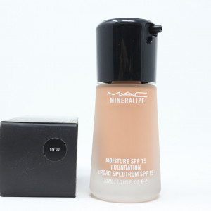 Fond de ten MAC Mineralize Moisture Spf 15, 30 ml