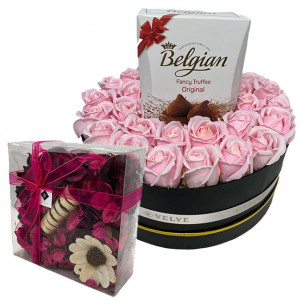 Aranjament floral in cutie rotunda, cu trandafiri din sapun, Trufe Belgian si Flori uscate parfumate, roz