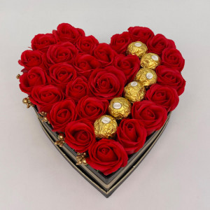 Aranjament floral Serenity Red, cutie inima cu trandafiri de sapun si bomboane Ferrero Rocher, rosu