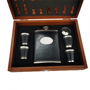 Set GivesDrink's pentru barbati, format din selectie de mini bauturi gama Jack Daniel's si, cutie cu piese pentru sah, plosca si 4 pahare imbracate in piele ecologica, negru