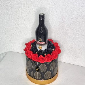 Cadou Golden Black Gift Aranjament floral in cutie rotunda cu trandafiri de sapun si Angeli crema de whisky