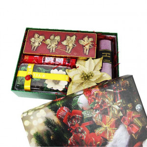 Pachet Christmas Family, Lumanare, Flori uscate parfumate, Decoratiune de brad, Craciunita aurie si Praline Mon Cheri, in cutie cu design de Craciun, 27.5x20x8 cm