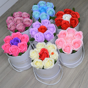 Aranjament floral Glamour Flower cutie rotunda cu 7 trandafiri sapun