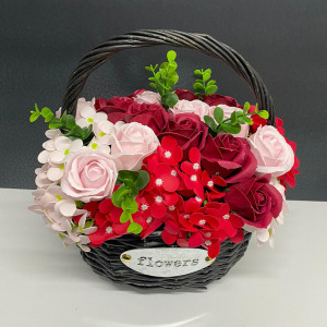 Aranjament floral cu trandafiri si hortensii de sapun in cosulet impletit