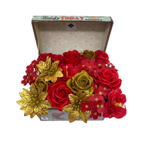 Aranjament floral in cutie tip cufar cu trandafiri, hortensii si craciunite de sapun, rosu gold