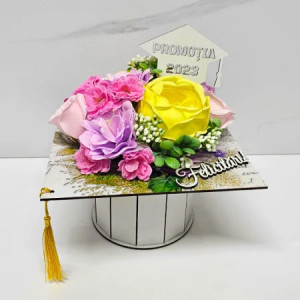 Aranjament floral pentru absolvire, in cutie alba in forma de toca cu flori de sapun, 20x20x23cm, Roz