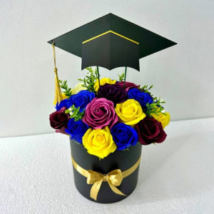 Aranjament floral pentru absolvire, in cutie rotunda cu trandafiri de sapun, ø 17cm, Albastru