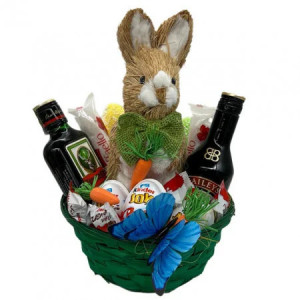 Cos cadou de Paste, Jagermeister 200ml, Baileys Original 200ml, praline Raffaello si Kinder Bueno, oua Kinder Joy, iepuras decorativ si alte decoratiuni