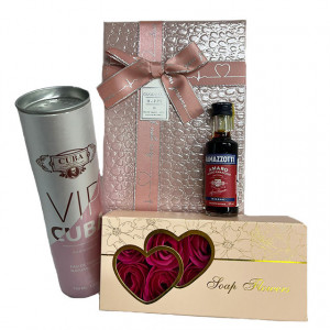 Set cadou Glamour pentru femei, Parfum Cuba, Vip 100ml, Trandafiri din sapun, Lichior Ramazzotti Amaro si cutie roz eleganta 21x14x8 cm