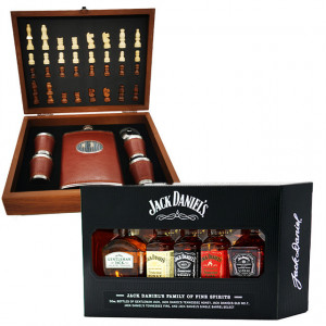 Set GivesDrink's pentru barbati, format din selectie de mini bauturi gama Jack Daniel's si, cutie cu piese pentru sah, plosca si 4 pahare imbracate in piele ecologica, maro