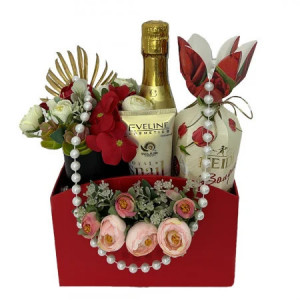 Pachet GiftDay, Masca-crema de maini Eveline 100ml, Aranjament floral, Spumant Bottega Gold 200ml si Praline Heidi in cutie tip geanta