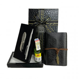 Set cadou Glamour pentru barbati, Agenda pentru calatorii, whisky J&B 50 ml, set pix si briceag in cutie neagra eleganta 19x12x7 cm