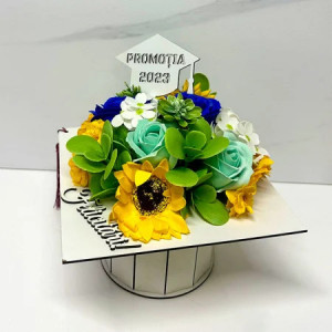 Aranjament floral pentru absolvire, in cutie alba in forma de toca cu flori de sapun, 20x20x23cm, Albastru