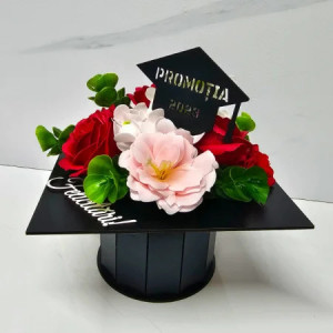 Aranjament floral pentru absolvire, in cutie in forma de toca cu flori de sapun, 20x20x23cm, Rosu