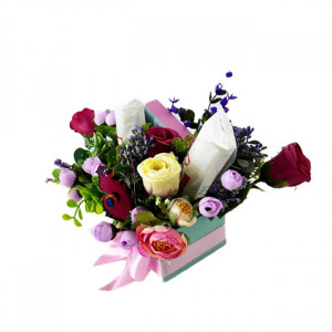Aranjament floral Princess, cu flori si plante artizanale, trandafiri, eucalipt, fluturas si praline Raffaello