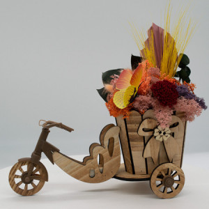 Decoratiune 4 Seasons, cu licheni stabilizati, flori criogenate si uscate, in bicicleta de lemn, vara, 25x30cm