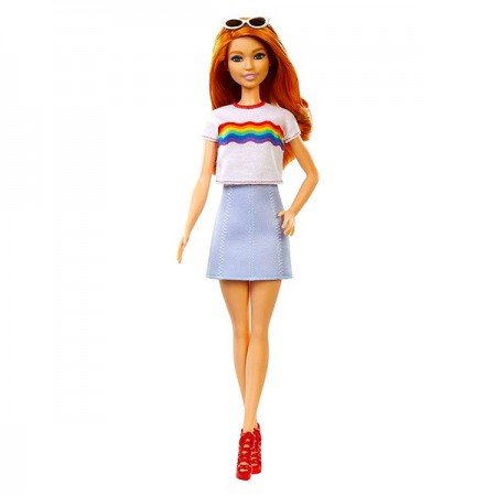 Papusa Barbie Fashionistas roscata in tricou cu model curcubeu
