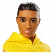 Papusa Ken brunet cu tricou galben cu gluga si pantaloni gri