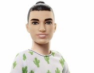 Papusa Ken Fashionistas Brunet Barbie cu tricou cactus