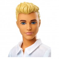 Papusa Ken blond cu tricou albastru si pantaloni albi