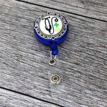 Accesoriu ecuson albastru, retractabil, personalizat cu pastiluta fimo verde deschis