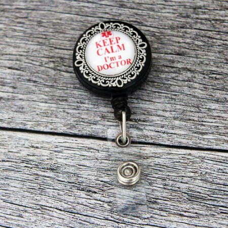 Accesoriu ecuson cu mesajul "Keep calm, I'm a doctor"