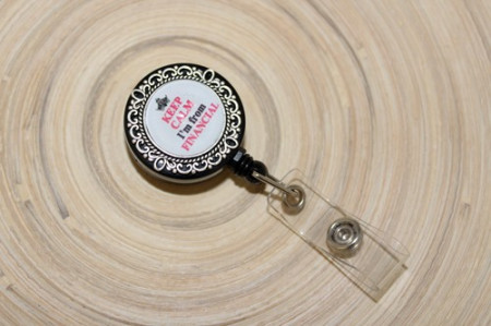 Accesoriu ecuson cu mesajul "Keep calm, I'm from financial"