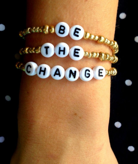Set bratari cu mesajul "Be the change"