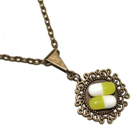 Colier cu pandantiv rotund model floral si pastilute din rasina verde olive