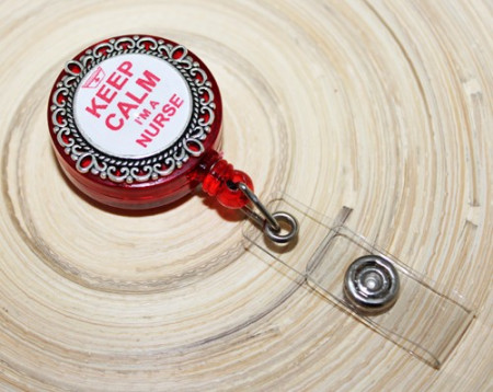 Accesoriu ecuson cu mesajul "Keep calm, I'm a nurse" - rosu