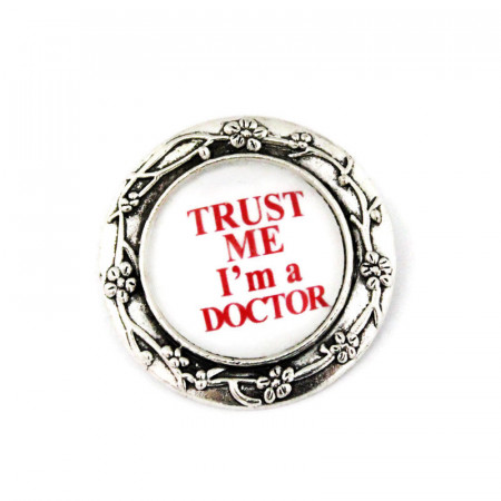 Brosa argintie personalizata cu text doctor- M2