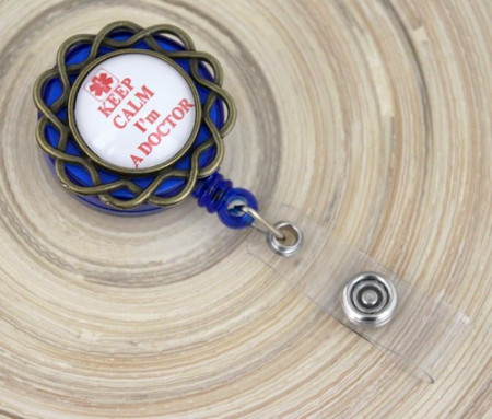 Accesoriu ecuson albastru cu mesajul "Keep calm, I'm a doctor" - floricica bronz