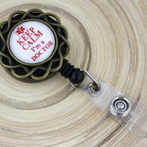 Accesoriu ecuson cu mesajul "Keep calm, I'm a doctor" - floricica bronz