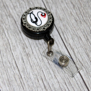 Accesoriu ecuson negru, retractabil, personalizat cu stetoscop, fimo
