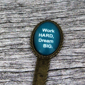 Semn de carte, cheie gradata, bronz, cu mesaj personalizat - "Work hard, dream big"