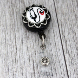 Accesoriu ecuson negru, retractabil, personalizat cu stetoscop, fimo , baza floricica