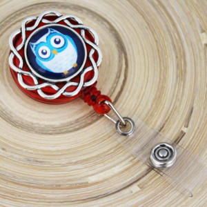 Accesoriu ecuson, personalizat cu bufnita albastra - baza floare argitie