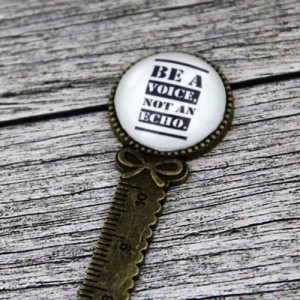 Semn de carte rigra bronz, cu mesaj personalizat - "Be a voice"