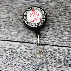 Accesoriu ecuson cu mesajul "Keep calm, I'm a doctor"