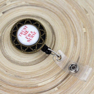 Accesoriu ecuson - asistenta medicala - "Trust me"