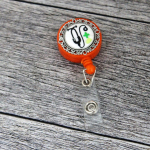 Accesoriu ecuson orange, retractabil, personalizat cu pastiluta fimo verde deschis